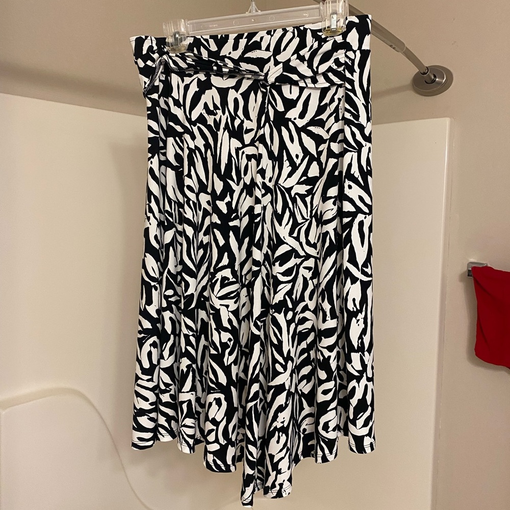 Women’s white and black printed skirt